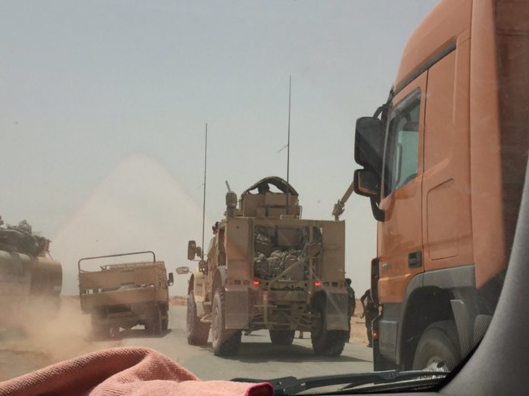 Anh: Doan xe My chuyen vu khi cho SDF o Raqqa